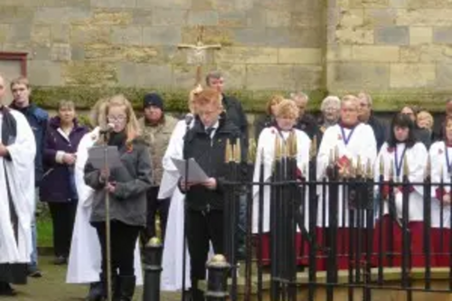 illor.org.uk/files/2015/11/Remembrance-15-Children-reading-names-Small-300x225.jpg